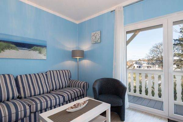 Das gepflegte Wohnzimmer mit Balkon