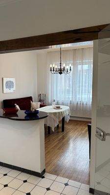 Küche mit angrenzendem Essbereich