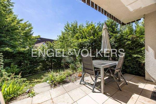 Direkter Austritt auf die große Terrasse und in den nahezu uneinsichtigen Garten