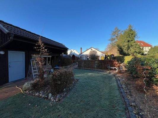 Garten-Blick zum Bungalow (1)