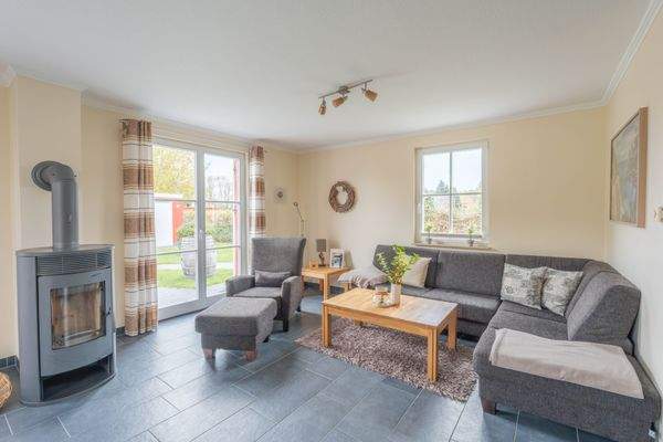 Wohnzimmer mit Kamin.jpg