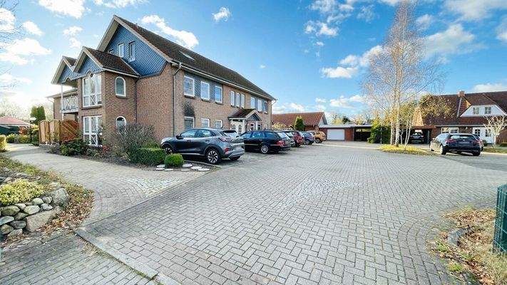 Vorderansicht mit Stellplätzen