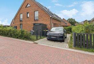 Einfahrt mit Parkplatz