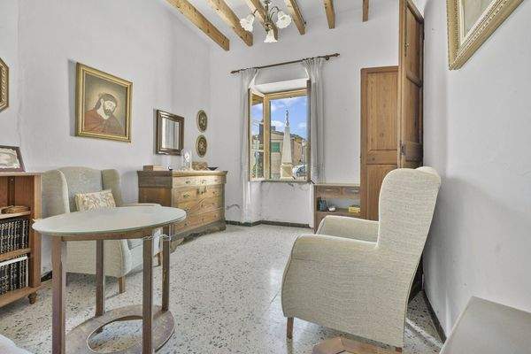 Wohnzimmer mit Blick auf den Dorfplatz