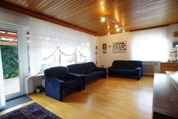 Wohnzimmer mit Zugang zur Terrasse