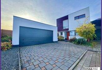 Hausansicht mit Garage