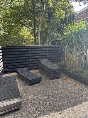 Sonnenliegen Schwimmbad