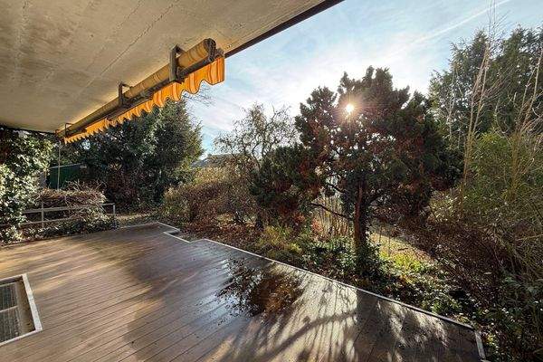 Sonnige Terrasse mit WPC-Platten