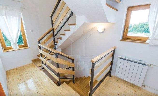 Im Dachgeschoss ist ein Kinderzimmer