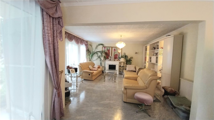 Blick vom Esszimmer ins Wohnzimmer