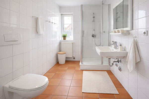 Helle Badezimmer mit terrakotta Fliesen