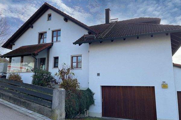 Hausansicht und Garage