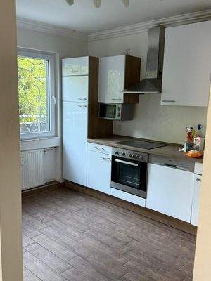 Moderne Einbauküche mit Komfort: Lichtdurchfluteter Arbeitsbereich und hochwertige Einbauelemente!