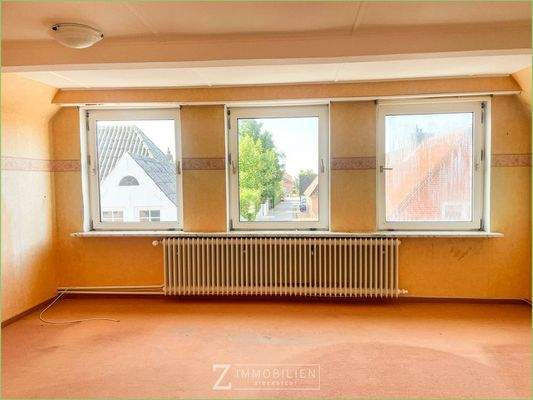 Wohnzimmer mit Fenstern