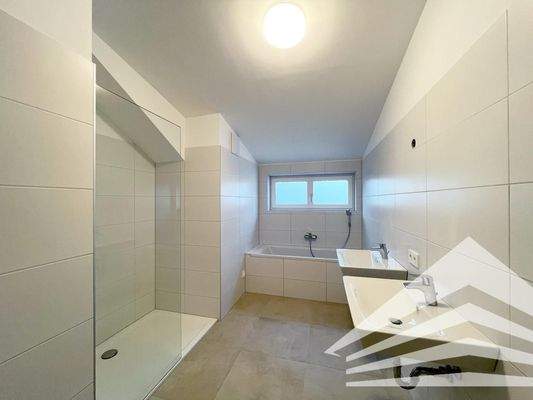 Badezimmer inkl. Wanne und Dusche