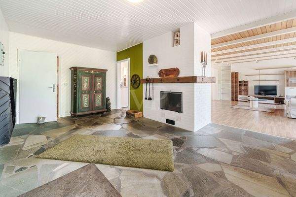 Gemütliche Wohndiele mit Kamin