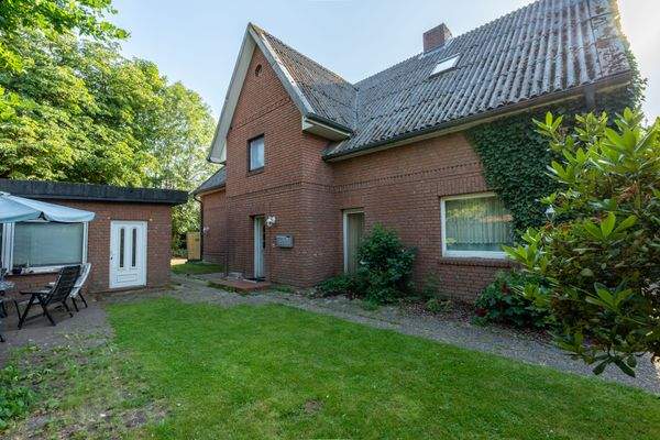 Eingangsbereich mit Terrasse (1).jpg