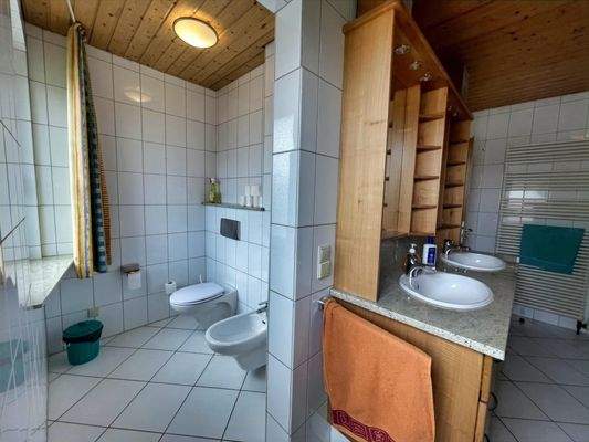 Badezimmer im Obergeschoss