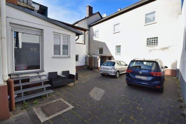 Innenhof und Stellplatz