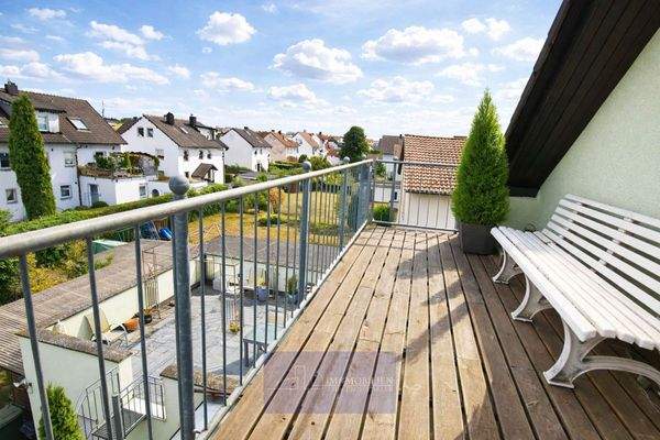 Balkon im sonnigen Nachbarschaftsviertel