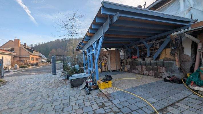 Hofeinfahrt, Tor und Carport