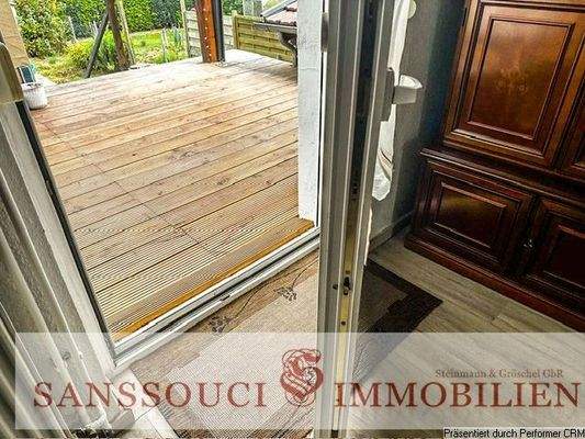 Ausgang aus dem Wohnzimmer auf die Terrasse