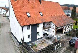 Haus mit Scheune und Garten