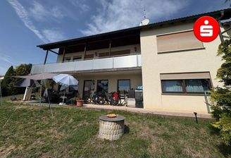 Hausansicht mit Terrasse und Balkon