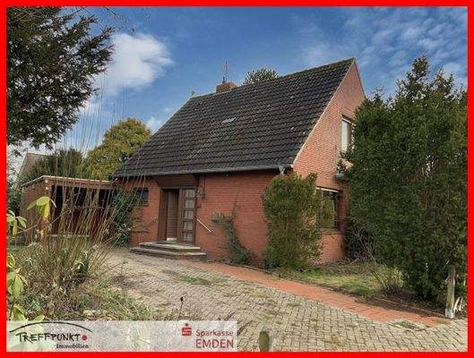 Ansicht mit Auffahrt und Garage