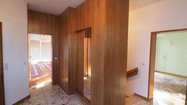 Eingangsbereich mit Schrankwand.jpeg