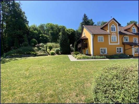 Blick auf Teil Haus und Garten