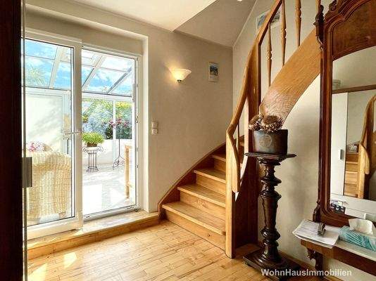 Liebevoll gestaltetes Treppenhaus mit Zugang zum Garten