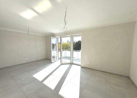 Wohnzimmer Blick zum Balkon.jpeg