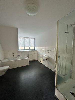 Helles Hauptbad mit Dusche und Wanne