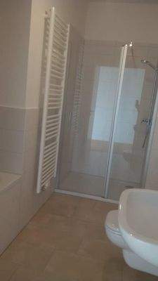4-Raum Wohnung Bad mit Wanne und Dusche