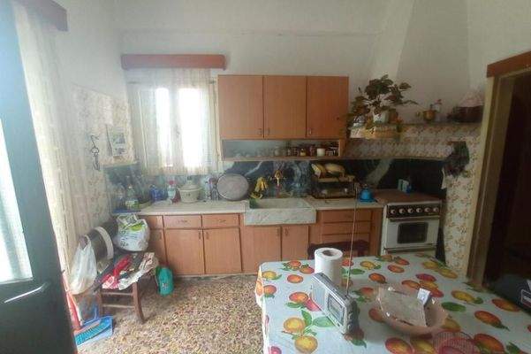 Kreta, Kastelli: Einfamilienhaus mit großem Garten in traditionellem Dorf zu verkaufen