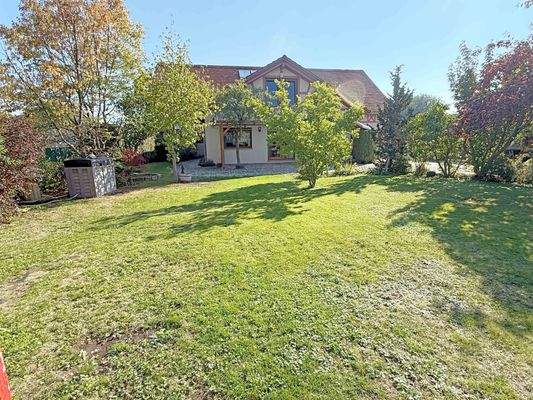 Garten mit Blick auf die Immobilie