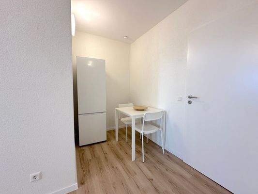 Kompakte Küche mit Tisch