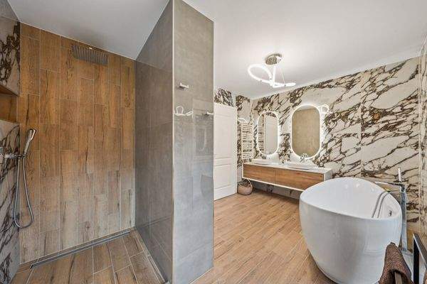 Bad mit Badewanne und Regendusche