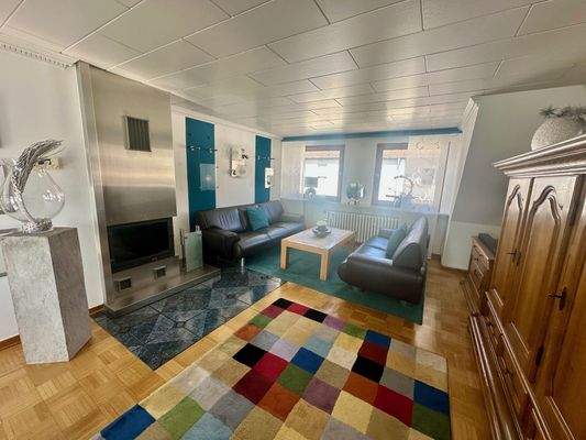 Wohnzimmer mit Kamin im DG