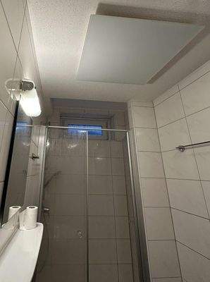 Neuwertige Dusche mit Fenster und Deckenheizung
