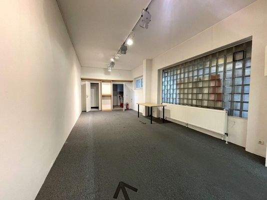 Ladenfläche links Verkaufsfläche mit Sicht nach hinten