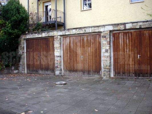 Garage auf dem Grundstück