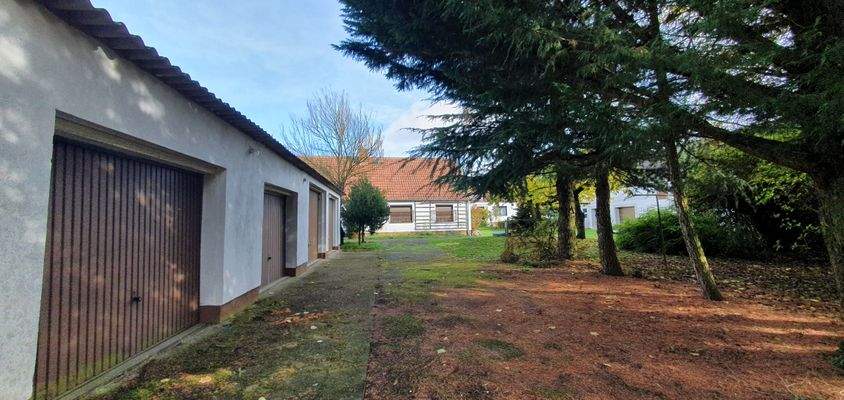 Außenansicht - Garagengebäude und Gewerbe