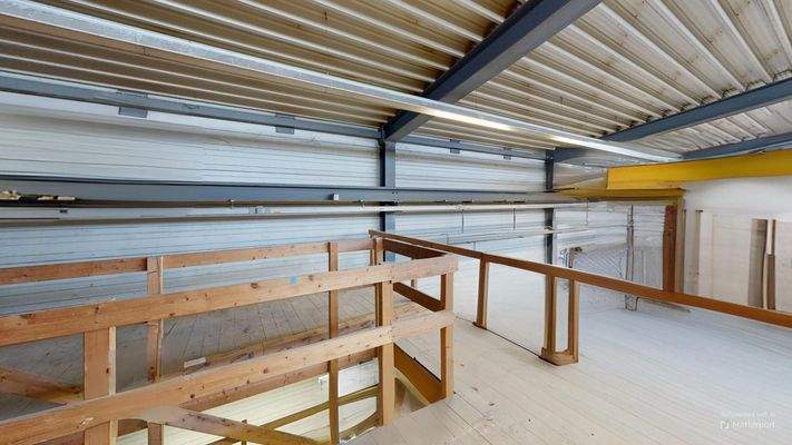 Buro-mit-Industiehalle-in-bester-Lage-und-Verkehrsanbindung-zur-Schweiz-Staircase-Defurnished 1