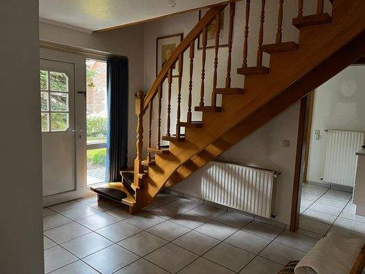 Holztreppe ins Dachgeschoss