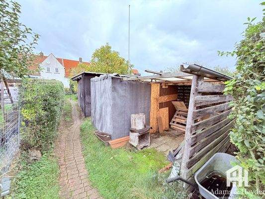 großer Garten mit diversen Hütten