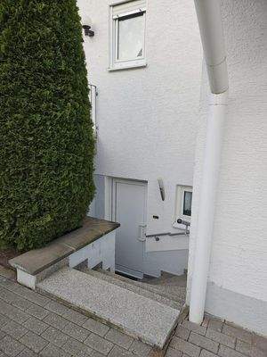 Treppe zur Wohnung im KG