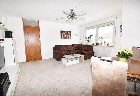 Großräumig heller Wohnbereich mit Teppich versehen