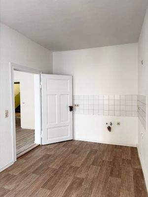 Helle Küche mit Fliesen